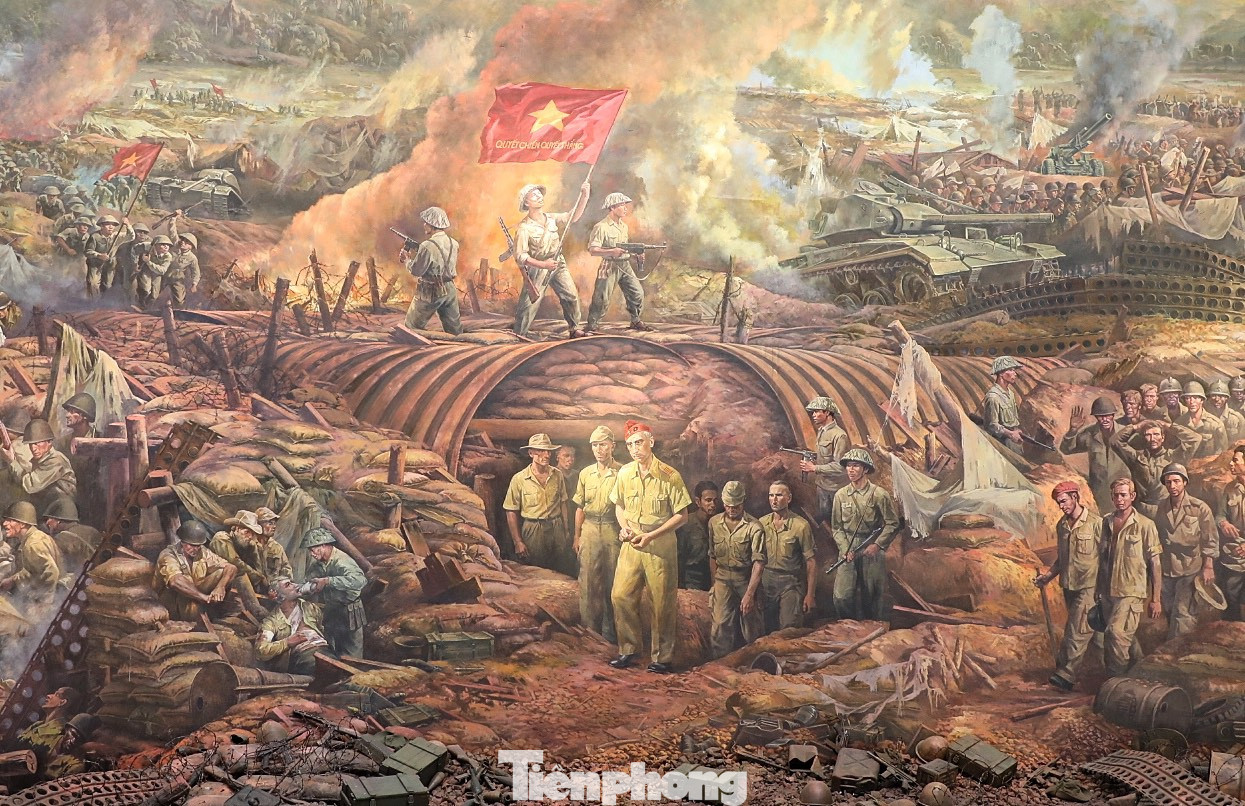 Chủ tịch Hồ Chí Minh khẳng định "chiến thắng Điện Biên Phủ như là một mốc son chói lọi bằng vàng của lịch sử". Trong ảnh là phân cảnh tướng Đờ Cát bị dẫn ra khỏi hầm trong bức tranh panorama về chiến dịch Điện Biên Phủ tại Bảo tàng Chiến thắng lịch sử Điện Biên Phủ.