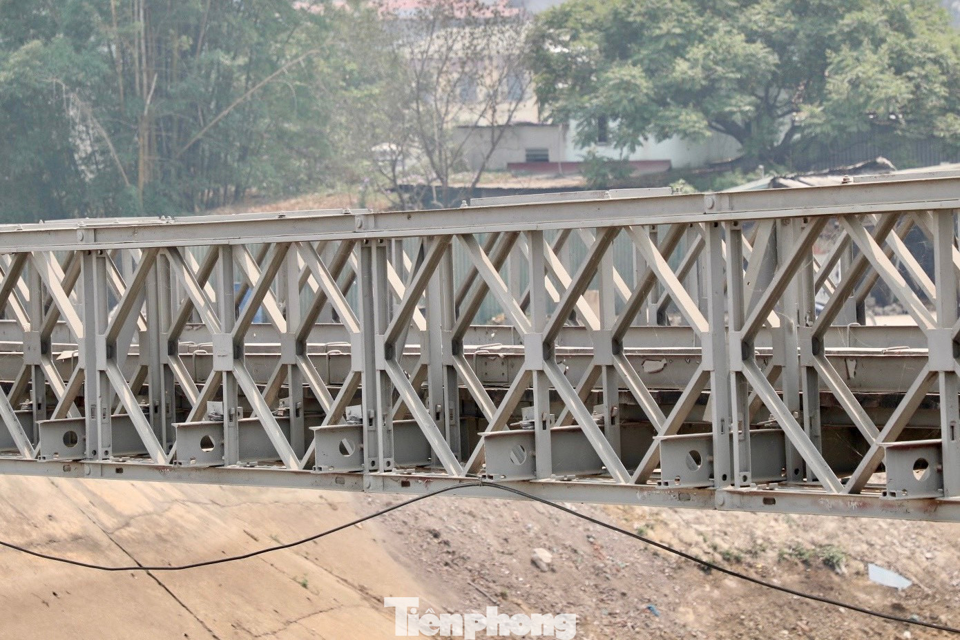 70 năm trôi qua, cây cầu vẫn vẹn nguyên như khi mới xây dựng. Hệ thống dầm sắt, lan can chịu lực hai bên hầu như không bị gỉ mọt nhờ chất lượng thép và công tác bảo dưỡng được thực hiện tốt. 70 năm trôi qua, cây cầu vẫn vẹn nguyên như khi mới xây dựng. Hệ thống dầm sắt, lan can chịu lực hai bên hầu như không bị gỉ mọt nhờ chất lượng thép và công tác bảo dưỡng được thực hiện tốt.