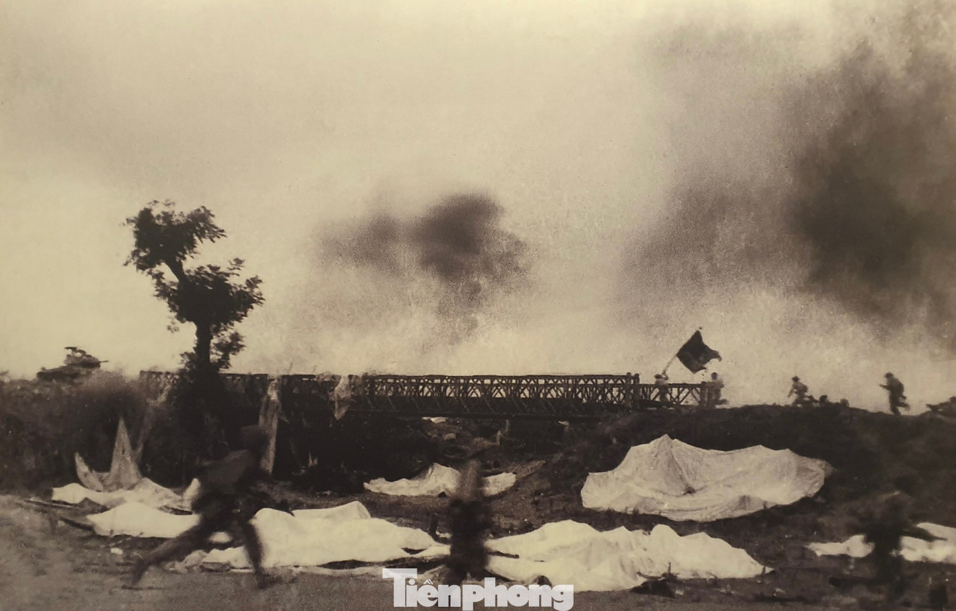 Cầu Mường Thanh là nơi diễn ra trận chiến đấu vô cùng ác liệt giữa Quân đội Nhân dân Việt Nam và quân viễn chinh Pháp trong chiến dịch Điện Biên Phủ. Theo đó, sau khi chiếm cứ điểm A1, bộ đội ta đã vượt qua cầu Mường Thanh, tấn công vào sở chỉ huy tập đoàn cứ điểm Điện Biên Phủ và bắt sống tướng Đờ Cát, chiều 7/5/1954. Cầu Mường Thanh là nơi diễn ra trận chiến đấu vô cùng ác liệt giữa Quân đội Nhân dân Việt Nam và quân viễn chinh Pháp trong chiến dịch Điện Biên Phủ. Theo đó, sau khi chiếm cứ điểm A1, bộ đội ta đã vượt qua cầu Mường Thanh, tấn công vào sở chỉ huy tập đoàn cứ điểm Điện Biên Phủ và bắt sống tướng Đờ Cát, chiều 7/5/1954.