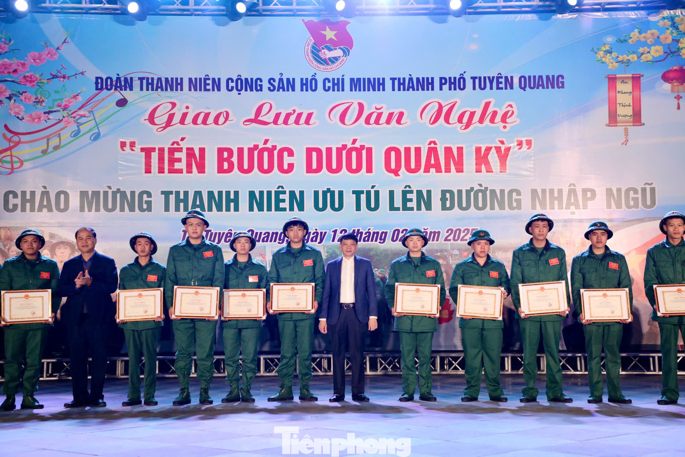 Các đồng chí lãnh đạo tặng giấy khen cho các thanh niên tiêu biểu.