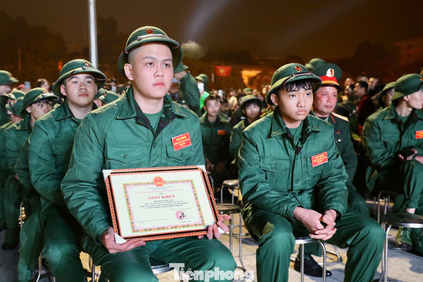 Là một trong những thanh niên tiêu biểu viết đơn tình nguyện tham gia nghĩa vụ quân sự, tân binh Hà Lý Kỳ Anh, xóm 5, xã Tràng Đà, TP Tuyên Quang (cầm giấy khen) chia sẻ: “Tôi luôn mong muốn được cống hiến sức trẻ cho Tổ quốc, rèn luyện bản thân trong môi trường quân đội để trưởng thành hơn. Khi nhận được lệnh gọi nhập ngũ, tôi rất tự hào và háo hức. Dù có chút lo lắng vì xa gia đình, nhưng tôi tin đây sẽ là cơ hội quý giá để tôi học hỏi, trau dồi bản lĩnh và góp phần bảo vệ đất nước".
