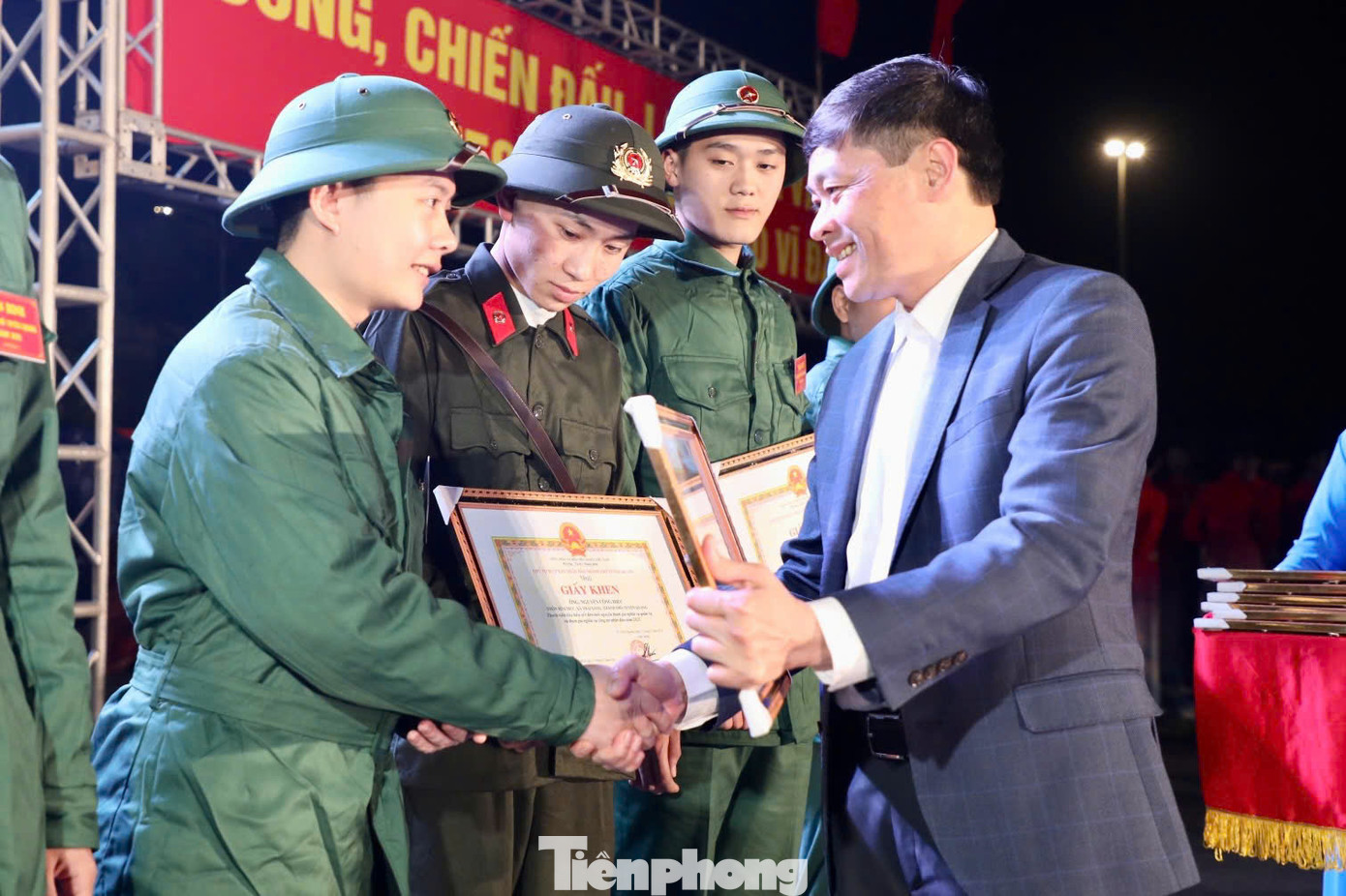 Đồng chí Phạm Quốc Chương - Phó Bí thư Thành ủy, Chủ tịch UBND TP Tuyên Quang tặng giấy khen cho các thanh niên tiêu biểu viết đơn tình nguyện tham gia nghĩa vụ quân sự.