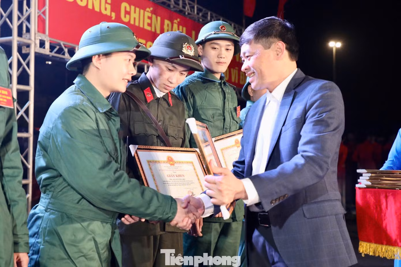 Đồng chí Phạm Quốc Chương - Phó Bí thư Thành ủy, Chủ tịch UBND TP Tuyên Quang tặng giấy khen cho các thanh niên tiêu biểu viết đơn tình nguyện tham gia nghĩa vụ quân sự.