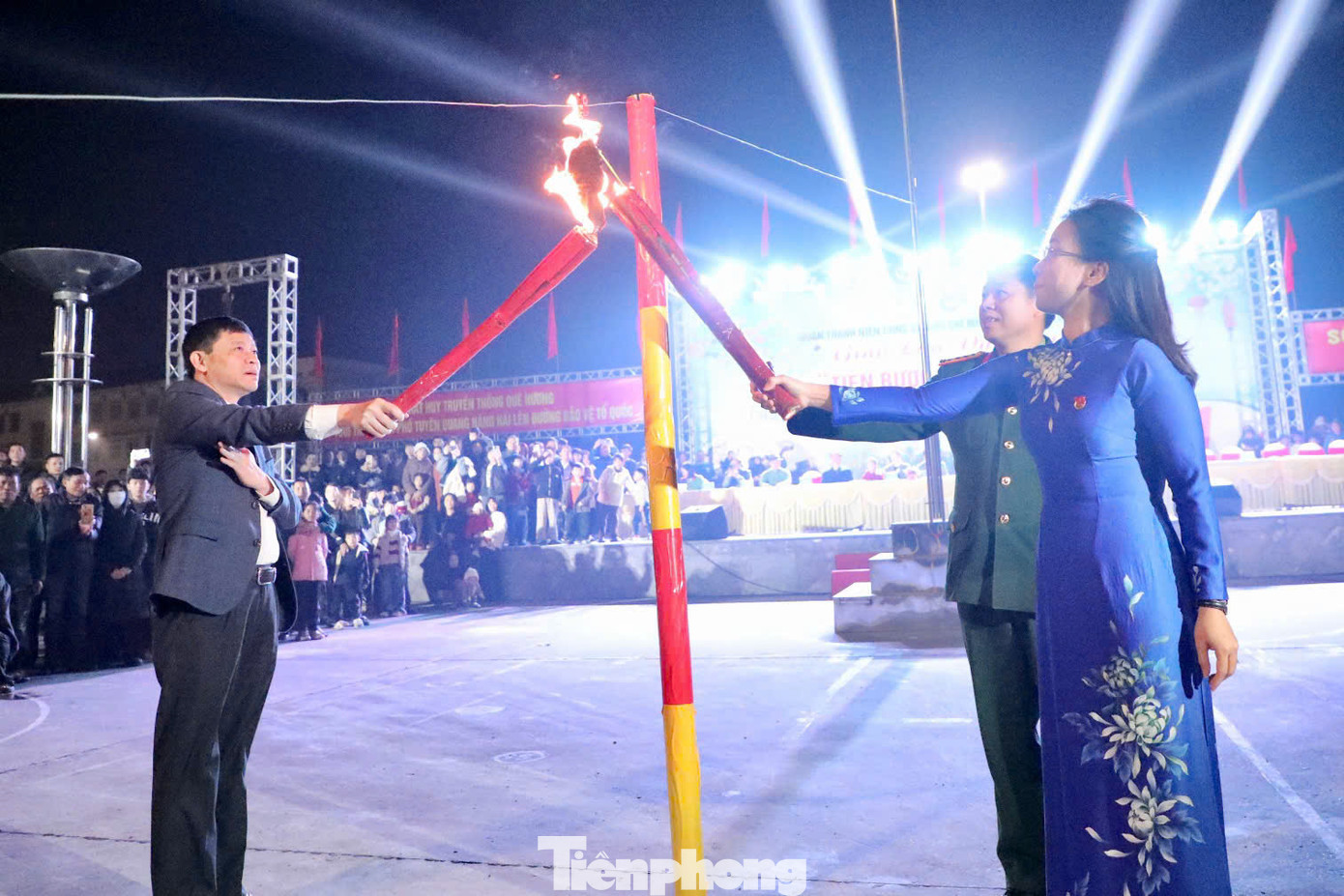 Sau chương trình giao lưu văn nghệ, các đồng chí lãnh đạo TP Tuyên Quang thắp ngọn lửa thiêng, ngọn lửa của truyền thống anh hùng, chào mừng thanh niên ưu tú lên đường nhập ngũ.