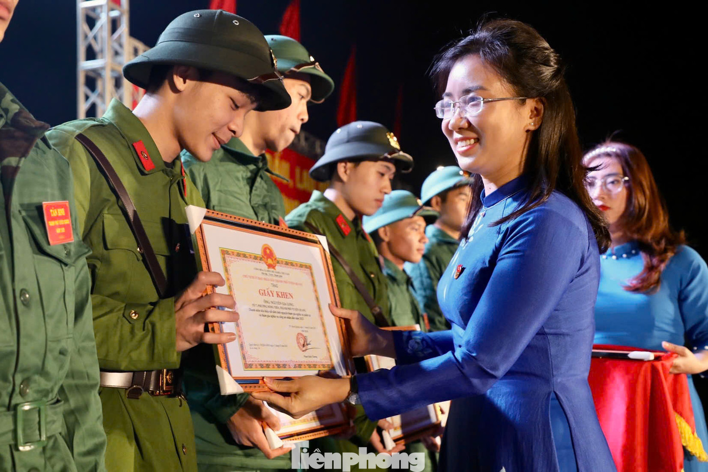 Đồng chí Phạm Thị Bích Hường - Bí thư Thành Đoàn Tuyên Quang tặng giấy khen cho các thanh niên tiêu biểu viết đơn tình nguyện tham gia nghĩa vụ quân sự.