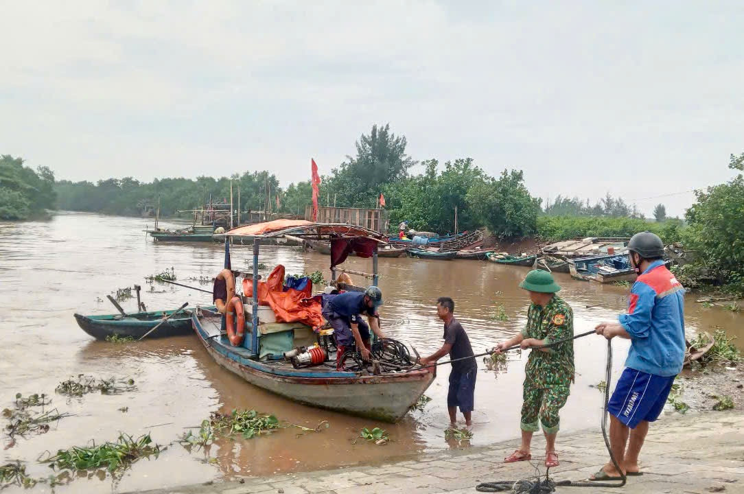 Cán bộ, chiến sĩ BĐBP giúp ngư dân đưa phương tiện về bờ neo đậu, phòng chống bão số 3.