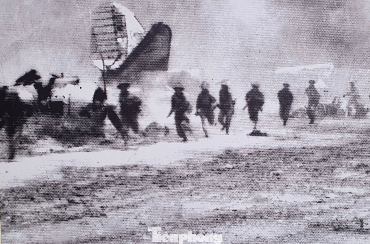 Hình ảnh quân đội ta khống chế sân bay Mường Thanh, chặn đường tiếp tế, tiếp viện của quân Pháp.