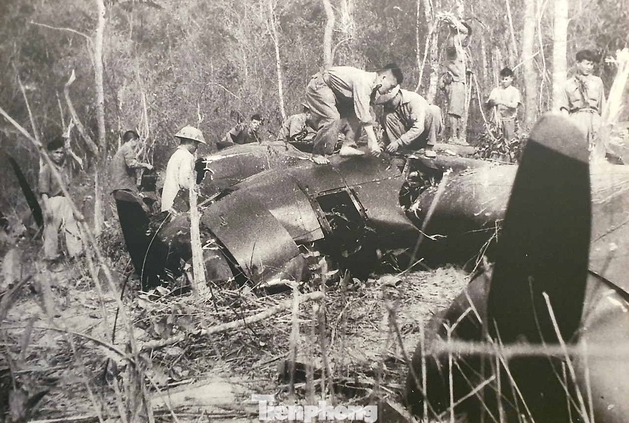 Với sức tấn công như vũ bão của quân đội ta, quân địch không thể kháng cự. Chiều 22/4/1954, quân ta đã làm chủ sân bay Mường Thanh cho đến ngày giải phóng Điện Biên Phủ 7/5/1954. Trong ảnh: Các chiến sĩ quân đội ta vui mừng trên chiếc máy bay của Pháp vừa bị pháo cao xạ 37mm bắn cháy.