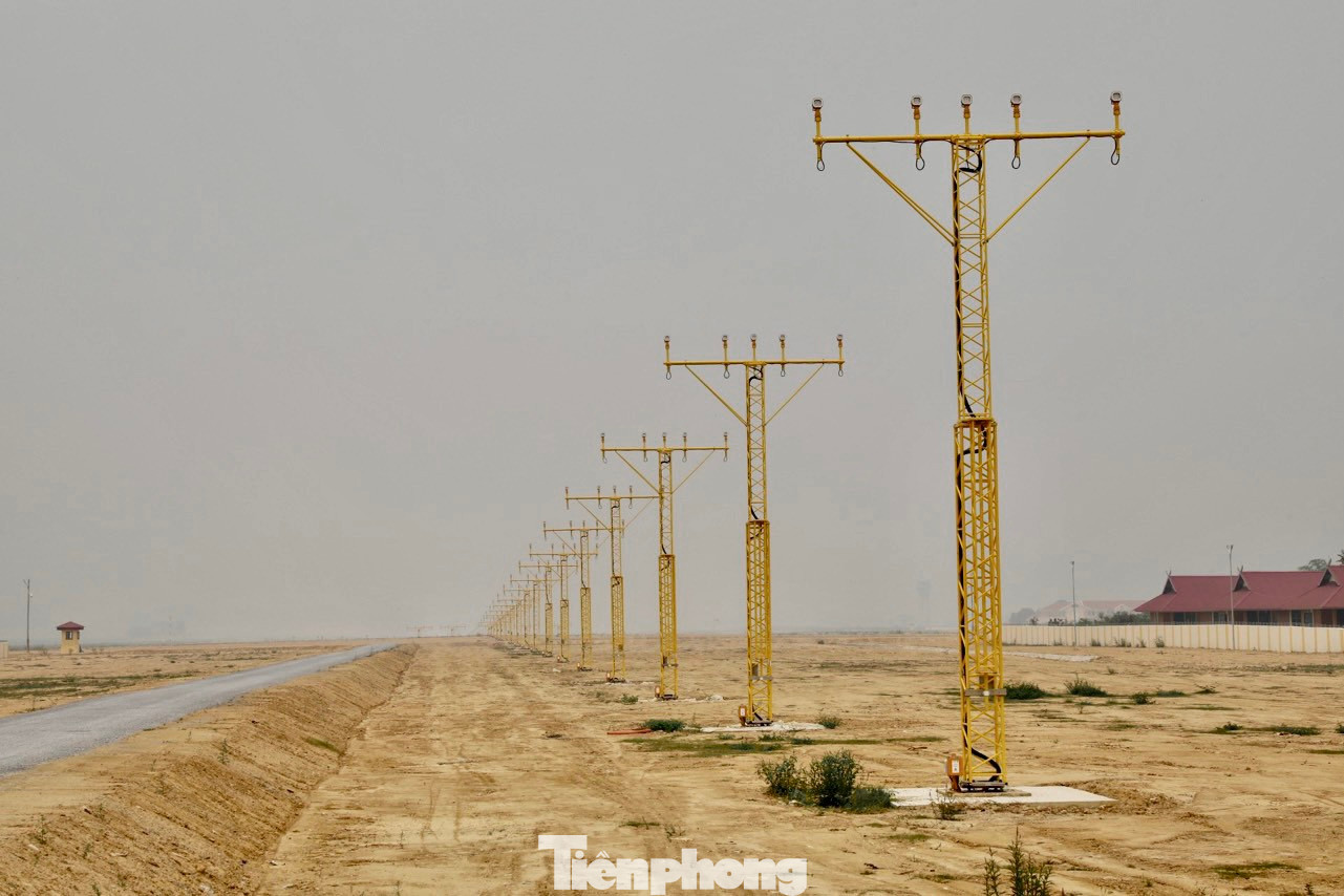 Hệ thống đèn phụ trợ hỗ trợ cho tàu bay cất hạ cánh, di chuyển dưới mặt đất trong điều kiện ban đêm, ban ngày thời tiết xấu, tầm nhìn hạn chế. Sân bay được trang bị hệ thống đèn đạt tiêu chuẩn CAT I theo quy định của Tổ chức Hàng không dân dụng quốc tế (ICAO).