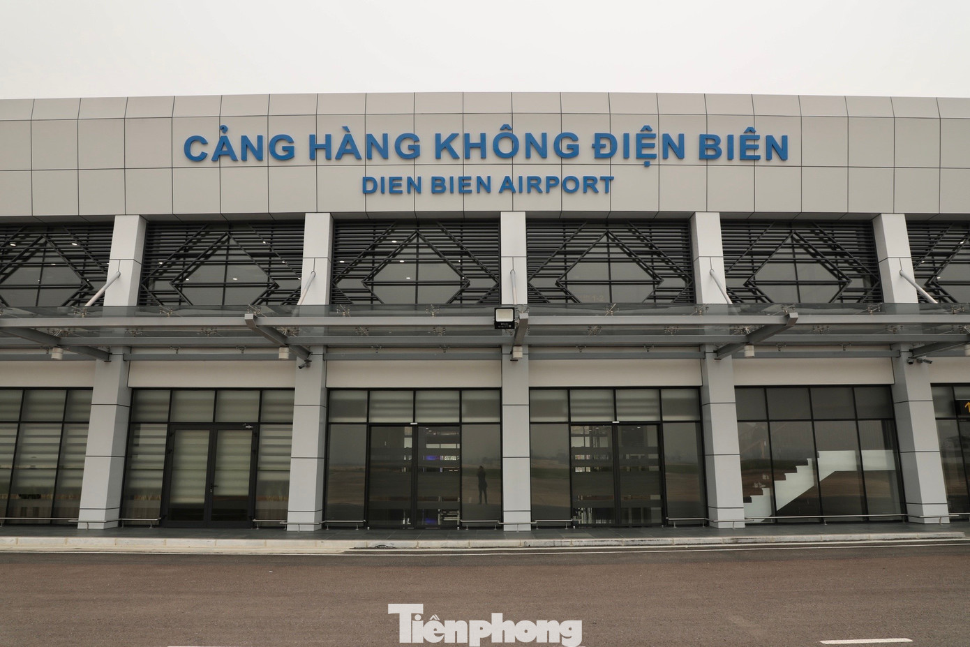 Mỗi ngày, cảng có 3 - 4 chuyến bay của các hãng hàng không Vietnam Airlines, Vietjet Air từ Hà Nội, TPHCM đến Điện Biên và ngược lại. Lượng hành khách qua cảng đã đạt gần 1000 khách/ngày so với sản lượng hành khách trước đây là hơn 200 hành khách/ngày, trong đó khách trong nước và khách quốc tế tăng đồng đều.