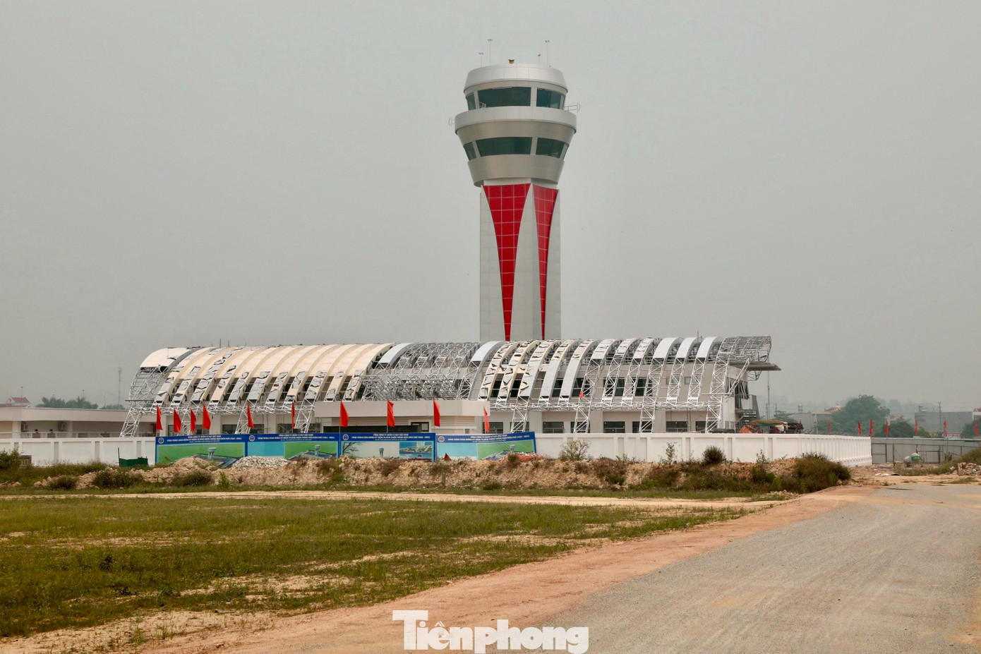 Dự án Đài Kiểm soát không lưu cảng hàng không Điện Biên là một trong các dự án trọng điểm cùng với việc mở rộng, nâng cấp cảng hàng không Điện Biên, có tổng mức vốn đầu tư hơn 93 tỷ đồng được đầu tư bằng nguồn vốn đầu tư phát triển của tổng công ty quản lý bay Việt Nam (bộ GTVT).