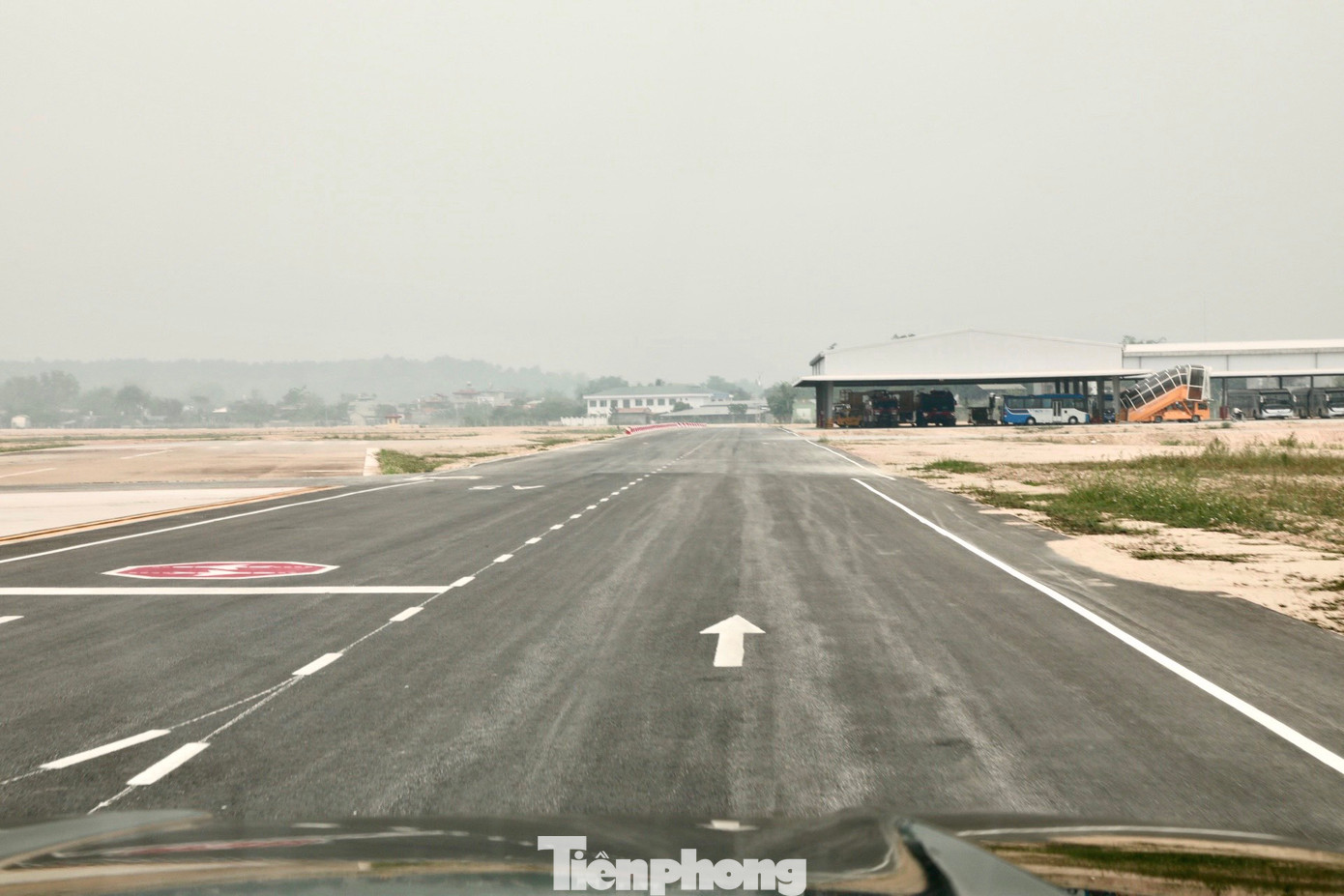 Dự án đầu tư xây dựng mở rộng cảng hàng không Điện Biên đã xây dựng đường cất hạ cánh 35-17 kích thước 2.400mx45m, sân quay 2 đầu, kết cấu bê tông xi măng đảm bảo khai thác tàu bay A320/A321 hoặc tương đương.