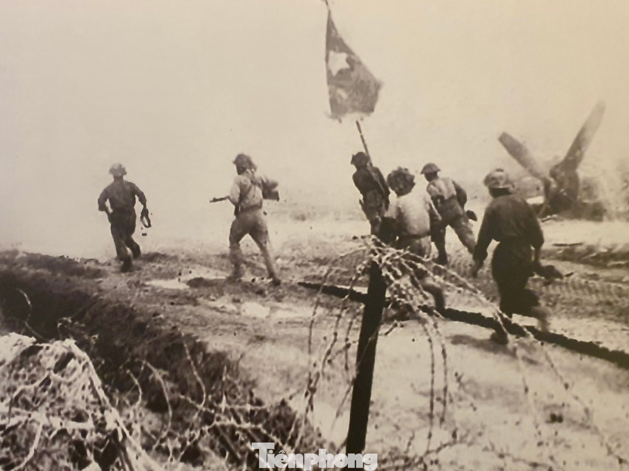 Theo các tài liệu được công bố, để đánh sân bay Mường Thanh, Bộ Chỉ huy chiến dịch Điện Biên Phủ của ta đã cử 5 đơn vị là Sư đoàn 312, 308, 316, 304 và 351 cùng tham gia. Trong đó, Sư đoàn 312 là đơn vị chủ công. Trong ảnh là các chiến sĩ quân đội ta tiến đánh sân bay Mường Thanh.