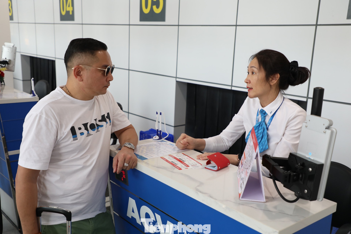 Cảng hàng không Điện Biên có 2 hãng hàng không khai thác là Vietnam Airlines và Vietjet Air, lượng hành khách qua cảng có sự tăng trưởng mạnh mẽ.