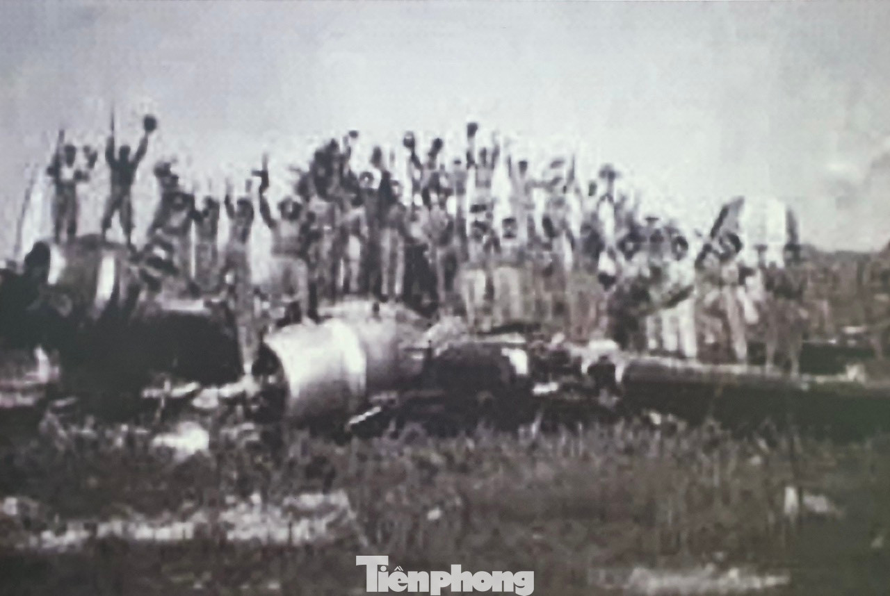 Sau chiến thắng Điện Biên Phủ 1954, sân bay Điện Biên được quân đội Việt Nam tiếp quản. Đến năm 1958, dịch vụ vận tải hàng không dân dụng chính thức được mở và do quân đội đảm nhiệm. Sau khi miền Bắc giải phóng, cảng hàng không Điện Biên vẫn được duy trì nhưng hầu như không sử dụng vào khai thác.