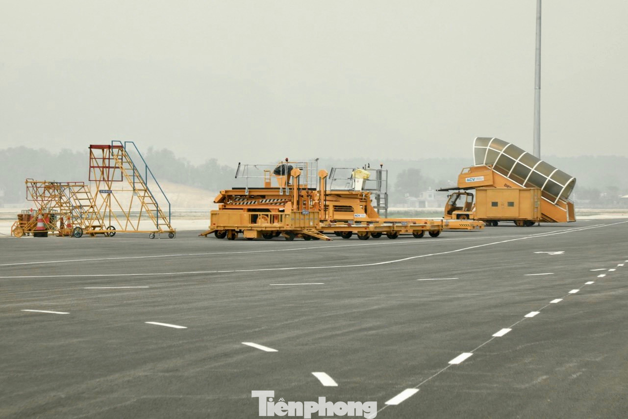 Cảng hàng không Điện Biên có sân đỗ tàu bay với 4 vị trí đỗ, trong đó 3 vị trí đỗ dành cho tàu bay A320/A321 hoặc tương đương và 1 vị trí đỗ dành cho tàu bay ATR72 hoặc tương đương trở xuống.