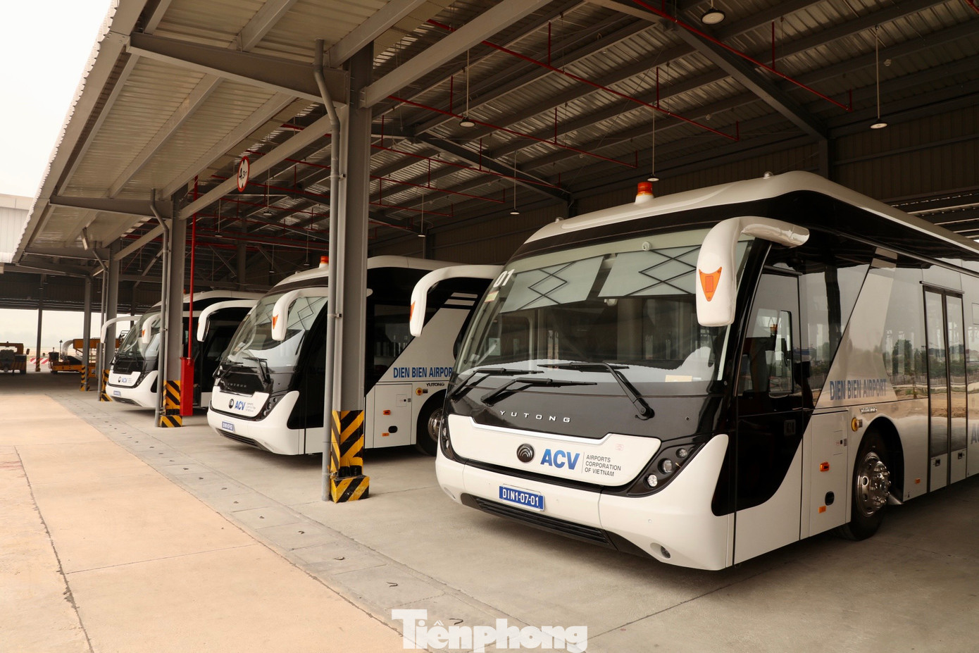 Loạt xe buýt chuyên chở hành khách từ nhà ga tới khu đỗ máy bay cách đó 400m.