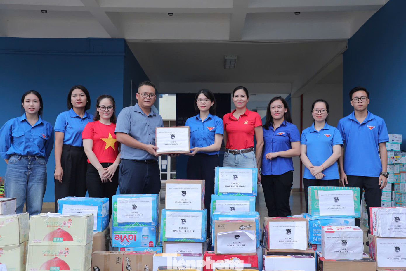 Đại diện Tỉnh đoàn Thái Nguyên tiếp nhận nhu yếu phẩm từ đoàn công tác báo Tiền Phong.