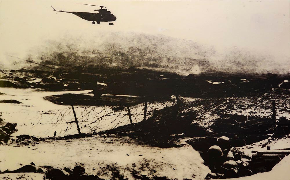 Sân bay Mường Thanh được ví như yết hầu của tập đoàn cứ điểm Điện Biên Phủ. Hằng ngày, tại sân bay quân sự này có đến vài chục chuyến máy bay vận tải (C119) từ sân bay Cát Bi (Hải Phòng), Gia Lâm (Hà Nội) hạ cánh để tiếp tế quân, lương và vũ khí cho quân viễn chinh Pháp. Nhiệm vụ của quân đội ta lúc đó là phải cắt đứt bằng được “cầu hàng không”, đường tiếp tế duy nhất này để đẩy quân Pháp vào tình thế cô lập. (Ảnh tư liệu: Tỉnh Điện Biên).