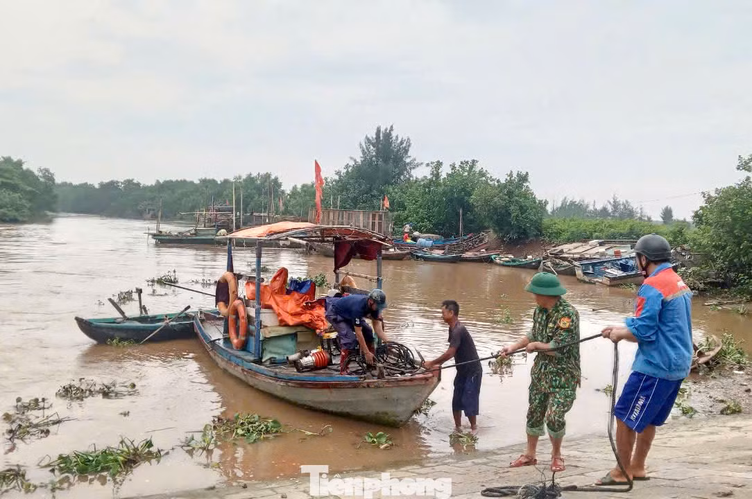 Cán bộ, chiến sỹ BĐBP giúp ngư dân đưa phương tiện về bờ neo đậu, phòng chống bão số 3.