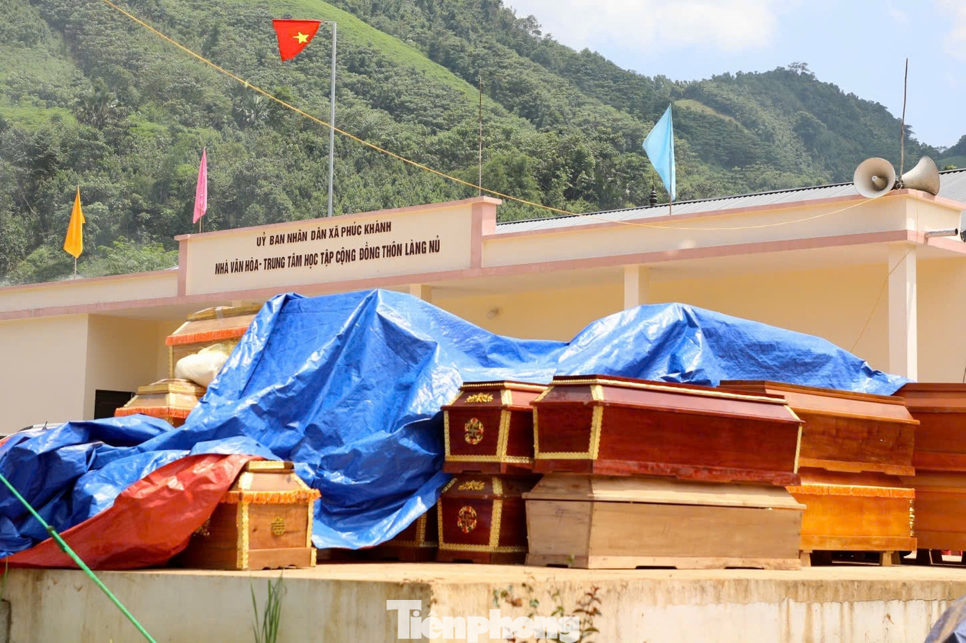 Hiện lực lượng chức năng đã tìm thấy 50 thi thể. Vẫn còn nhiều thi thể khác chưa được tìm thấy ở bên dưới lớp bùn đất.