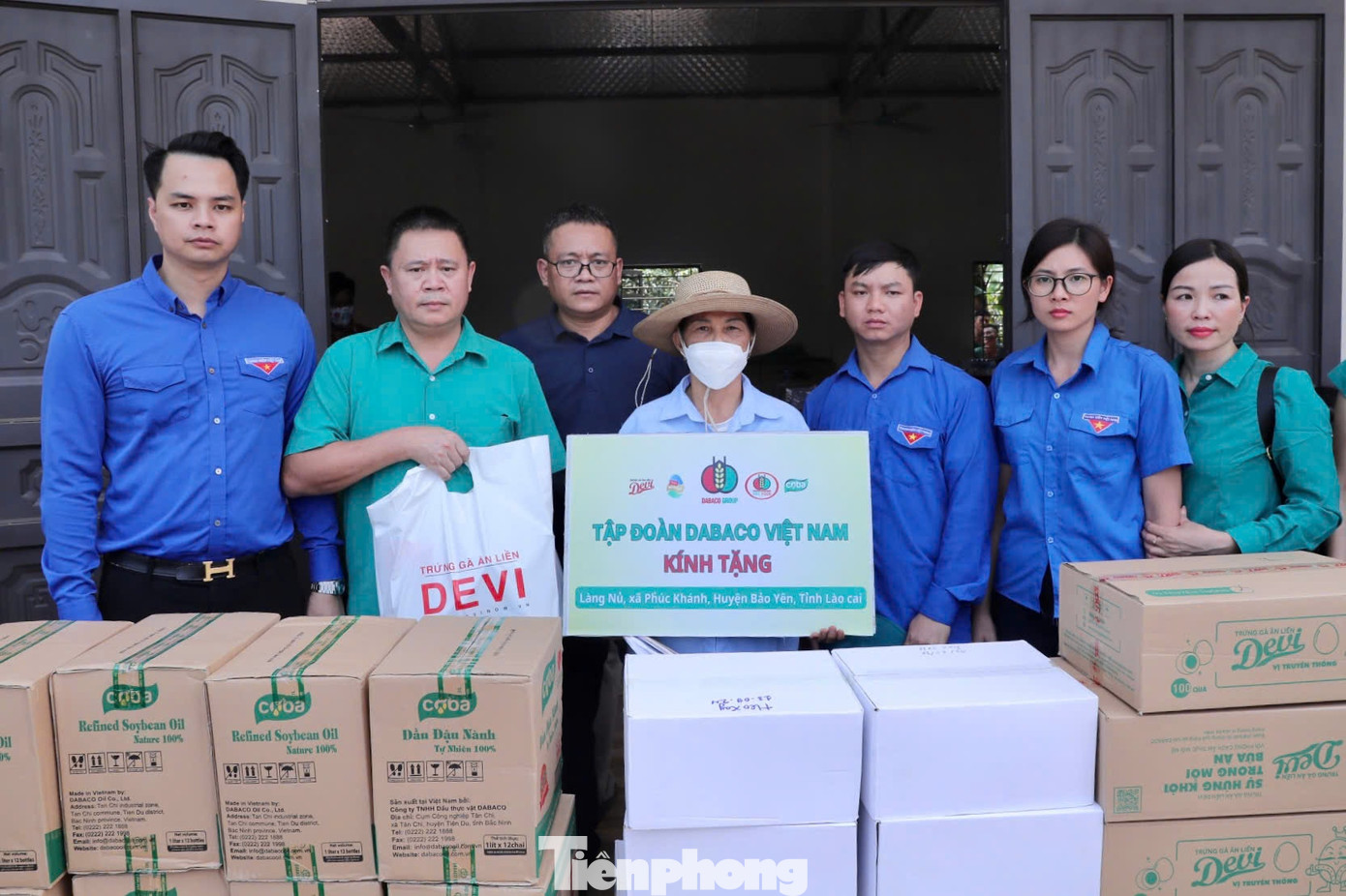 Ông Nguyễn Ngọc Đức, đại diện tập đoàn Dabaco trao tặng 2.000 quả trứng ăn liền (tương đương 400 túi), 200 lít dầu ăn, 500 hộp thịt hộp và 19,5 triệu đồng tới bà con nơi đây.