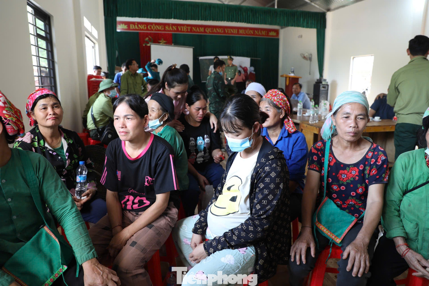 Theo phương án phân bổ mà báo đã xây dựng, đoàn trao 500 triệu đồng tiền mặt cho những gia đình có người bị thiệt mạng trên địa bàn tỉnh. Trong đó, 250 triệu đồng được trao cho gia đình các nạn nhân trong vụ sạt lở đất tại thôn Làng Nủ, 250 triệu đồng còn lại được trao cho nạn nhân của bão lũ ở những địa bàn khác của tỉnh. Trong tổng số tiền ủng hộ cho người tử vong tại Lào Cai, có đóng góp của NTQ Solution. Đây là doanh nghiệp ủng hộ 100 triệu qua báo Tiền Phong và mong muốn đưa đến huyện Bảo Yên, làng Nủ và các huyện khác trên địa bàn Lào Cai.