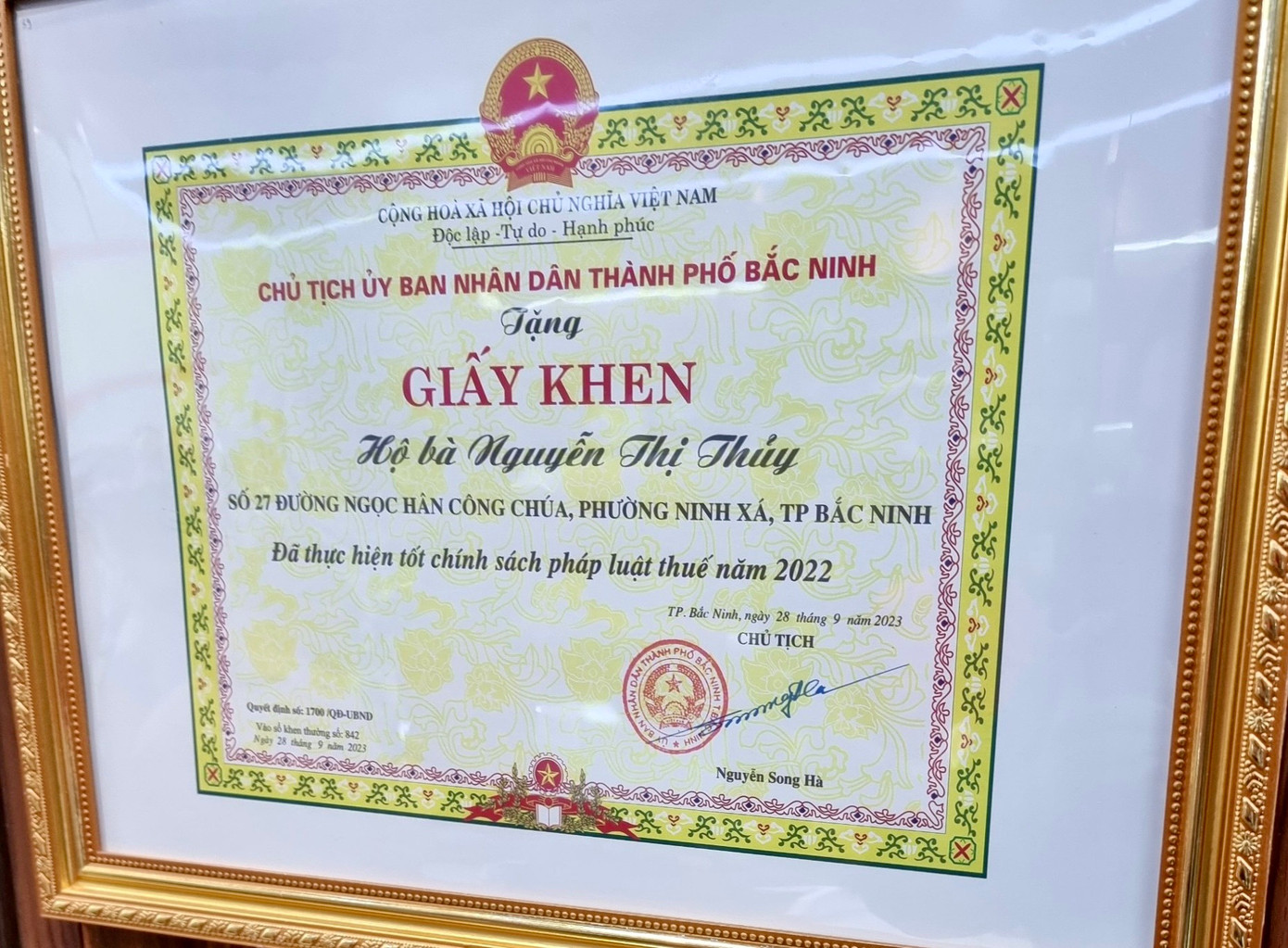 Giấy khen của Chủ tịch UBND TP. Bắc Ninh tặng hộ bà Nguyễn Thị Thuỷ số 27 đường Ngọc Hân Công Chúa, phường Ninh Xá, TP. Bắc Ninh đã thực hiện tốt chính sách pháp luật thuế năm 2022.