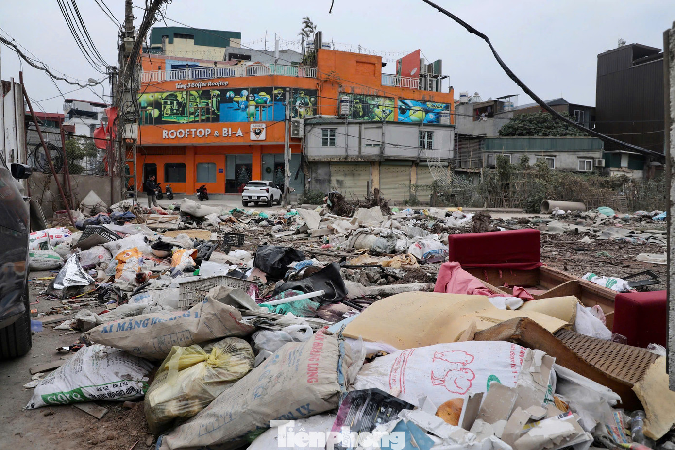 Hàng chục bao tải phế thải xây dựng cùng các đồ dùng, nội thất hư hỏng bị tập kết về đây