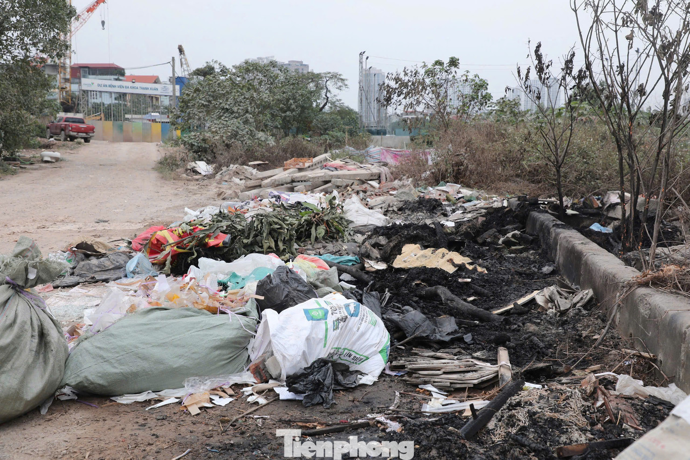 Người dân phản ánh rác tại con đường này thường xuyên bị đốt, gây ô nhiễm môi trường