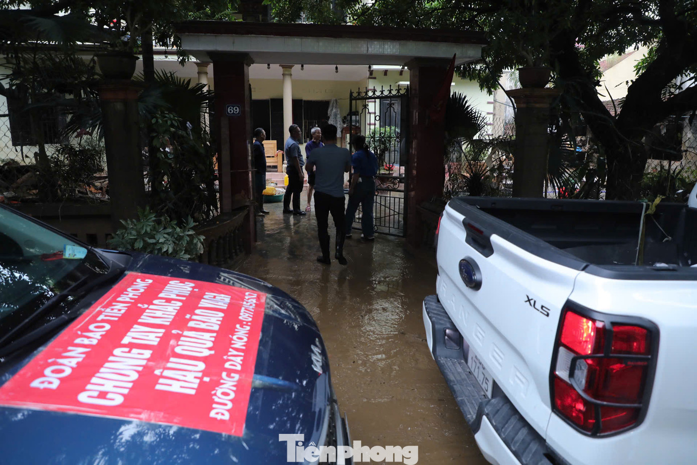 Tại thành phố Thái Nguyên, nước đã bắt đầu rút, hiện chỉ còn một số nơi còn tình trạng ngập úng. Trên các tuyến phố, người dân, lực lượng chức năng đang hối hả dọn bùn.