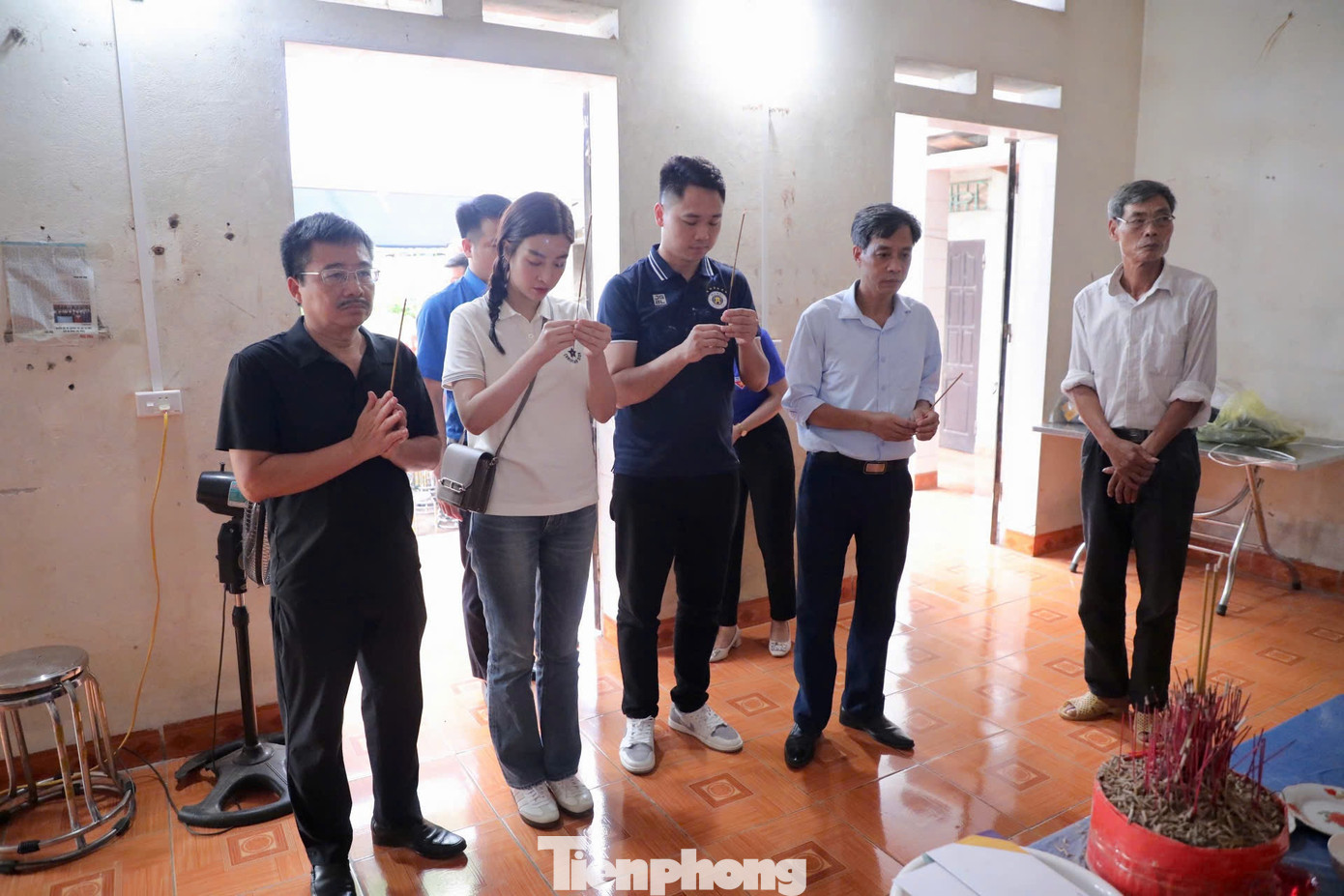 Đoàn thắp nén tâm nhang, mong hương hồn 2 anh chị được siêu thoát.