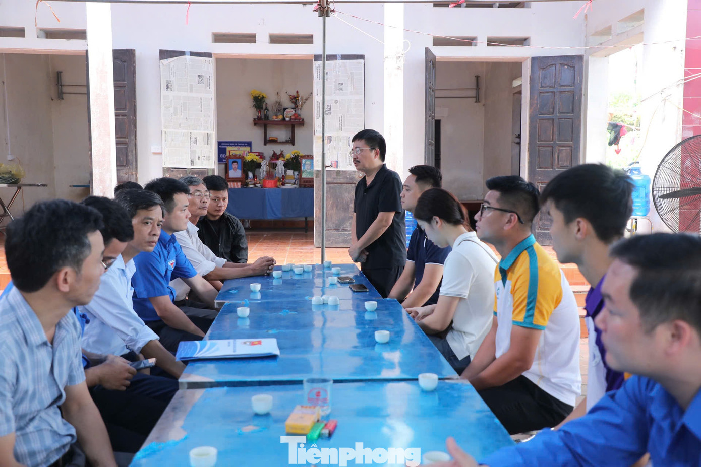 Sau đó, đoàn thiện nguyện đến thăm, chia sẻ với gia đình có 2 nạn nhân tử vong trong vụ sập cầu Phong Châu là hai vợ chồng anh Lương Xuân Thành và chị Nguyễn Thị Hường (ở khu 1, xã Thạch Đồng, huyện Thanh Thuỷ).