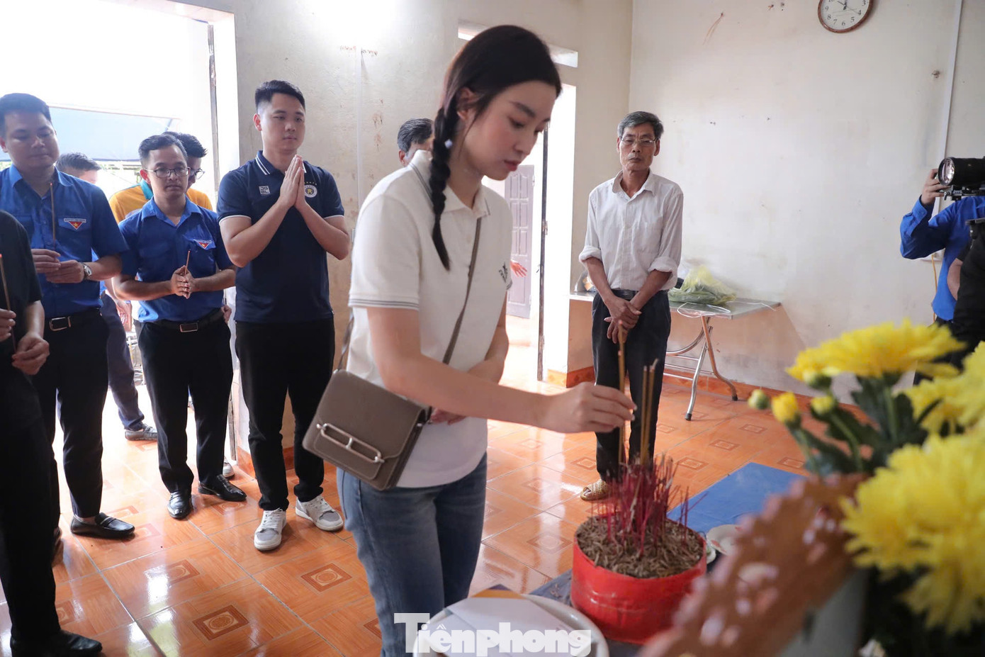 Hoa hậu Việt Nam Đỗ Mỹ Linh thắp hương, chia sẻ nỗi đau với thân nhân của vợ chồng anh Thành.