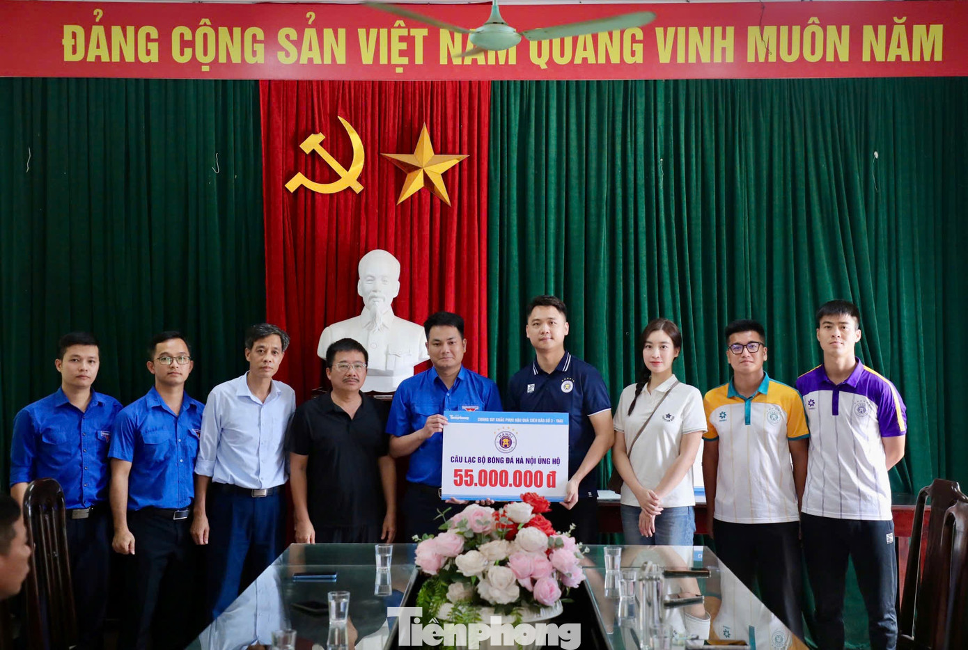 Tại xã Thạch Đồng, huyện Thanh Thủy, đoàn thiện nguyện báo Tiền Phong trao 55 triệu đồng cho thân nhân của 11 nạn nhân bị thiệt mạng do ảnh hưởng cơn bão số 3 trên địa bàn toàn tỉnh Phú Thọ. Anh Nguyễn Văn Kỳ, Phó Bí thư Tỉnh đoàn Phú Thọ tiếp nhận và cho biết: “Xin cảm ơn đoàn thiện nguyện báo Tiền Phong và CLB Bóng đá Hà Nội, Hoa hậu Đỗ Mỹ Linh đã về chia sẻ, hỗ trợ các trường hợp bị ảnh hưởng do bão, lũ, sập cầu Phong Châu. Chúng tôi cam kết sẽ trao tận tay thân nhân các gia đình có người bị tử vong nhanh nhất, sớm nhất”.