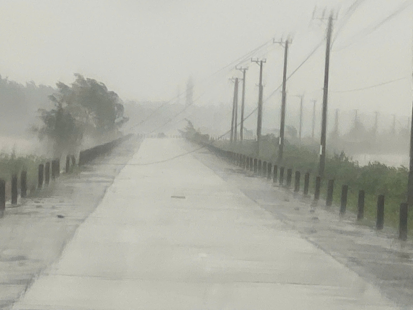 Đường điện trên đê biển Cồn Vành (Tiền Hải) bị đứt.