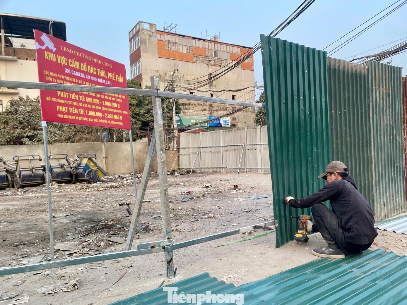 Công nhân tiến hành dựng hàng rào sắt, quây tôn ngăn chặn việc đổ rác thải. Công nhân tiến hành dựng hàng rào sắt, quây tôn ngăn chặn việc đổ rác thải.