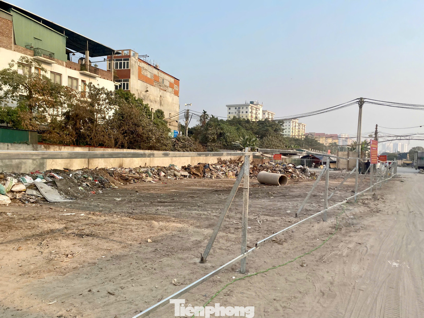 Công nhân vệ sinh môi trường sẽ tiến hành thu gom toàn bộ rác thải. Công nhân vệ sinh môi trường sẽ tiến hành thu gom toàn bộ rác thải.