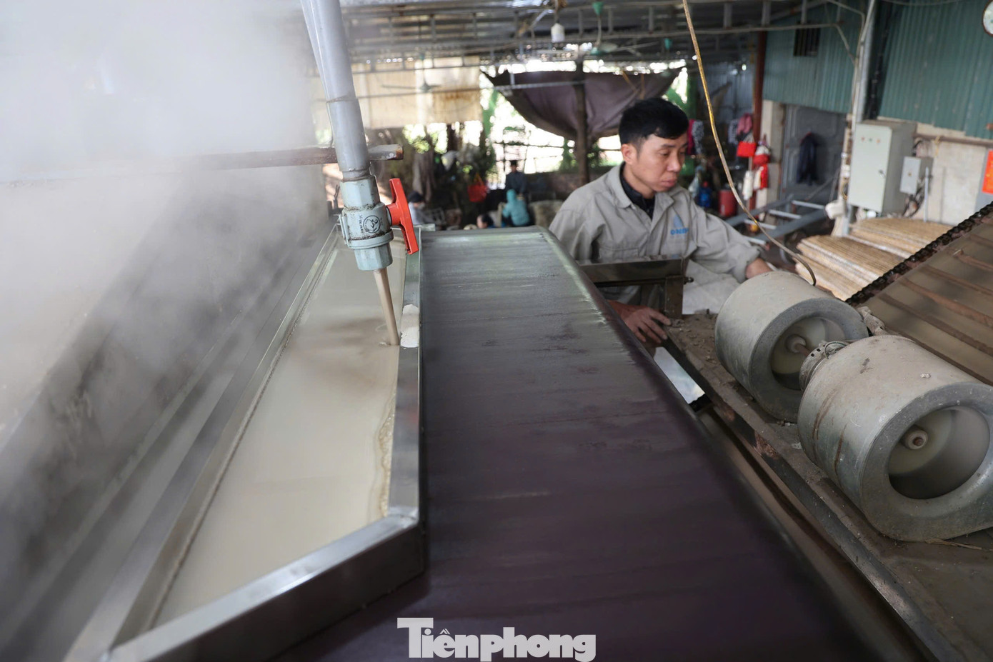 Gia đình ông Hạnh là hộ sản xuất lớn tại làng So, đã mạnh dạn đầu tư vào công nghệ hiện đại để nâng cao năng suất và chất lượng miến dong. Theo ông Hạnh, việc áp dụng máy móc, đặc biệt là hệ thống máy sấy, giúp gia đình ông không còn phụ thuộc nhiều vào thời tiết như trước. “Ngày xưa, miến phải phơi dưới nắng, chỉ cần trời mưa là coi như cả mẻ bị ảnh hưởng. Giờ có dàn máy sấy, chúng tôi tiết kiệm được rất nhiều thời gian, vừa đảm bảo chất lượng, vừa đáp ứng được tiến độ giao hàng”, ông Hạnh chia sẻ.