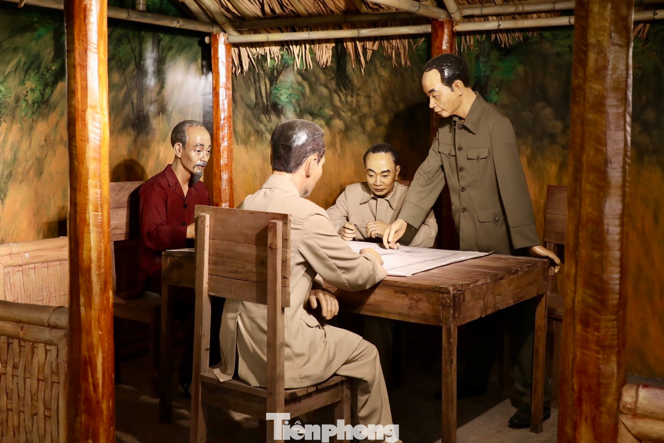 Phối cảnh Chủ tịch Hồ Chí Minh, Đại tướng Võ Nguyên Giáp và các đồng chí lãnh đạo Đảng, Nhà nước bàn kế hoạch mở chiến dịch Điện Biên Phủ (năm 1954).