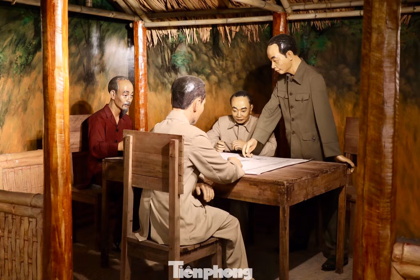 Phối cảnh Chủ tịch Hồ Chí Minh, Đại tướng Võ Nguyên Giáp và các đồng chí lãnh đạo Đảng, Nhà nước bàn kế hoạch mở chiến dịch Điện Biên Phủ (năm 1954).