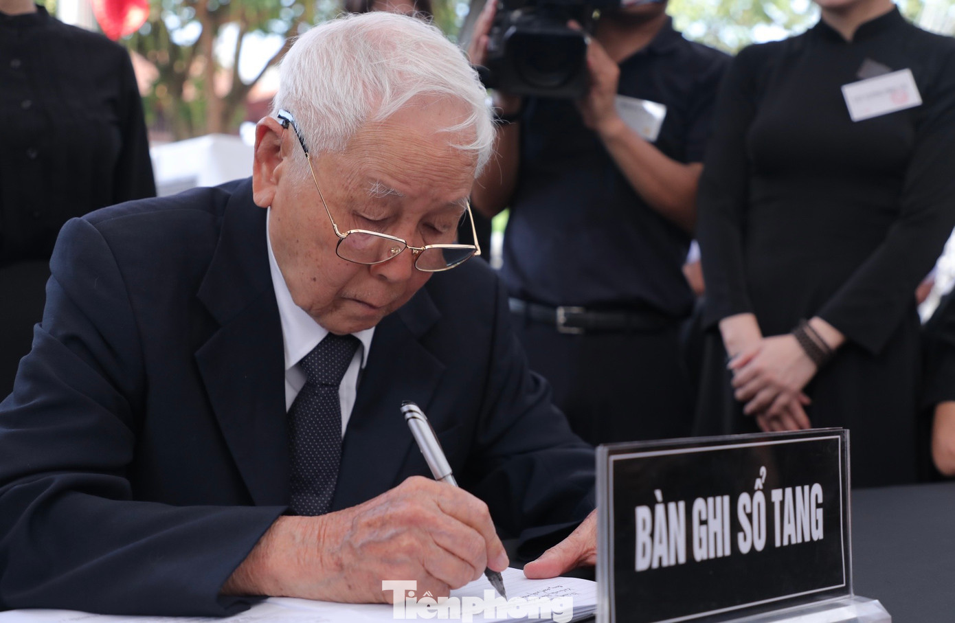 Thầy Vĩnh hạnh phúc vì sau này người học trò của ông đã trở thành nhà lý luận xuất sắc của Đảng. “Anh Trọng trở thành nhà lãnh đạo xuất sắc, nhà văn hóa lớn, người cộng sản kiên trung, trọn đời vì nước, thương dân. Mong anh Trọng được siêu thoát nơi cõi vĩnh hằng, cùng các anh hùng, liệt sĩ, các nhà lãnh đạo tiền bối xuất sắc của Đảng, Nhà nước”, thầy Vĩnh chia sẻ. Thầy Vĩnh hạnh phúc vì sau này người học trò của ông đã trở thành nhà lý luận xuất sắc của Đảng. “Anh Trọng trở thành nhà lãnh đạo xuất sắc, nhà văn hóa lớn, người cộng sản kiên trung, trọn đời vì nước, thương dân. Mong anh Trọng được siêu thoát nơi cõi vĩnh hằng, cùng các anh hùng, liệt sĩ, các nhà lãnh đạo tiền bối xuất sắc của Đảng, Nhà nước”, thầy Vĩnh chia sẻ.