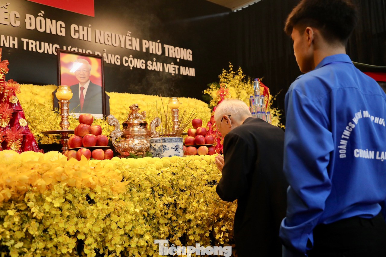 Ông dừng lại tấm di ảnh, cúi đầu một hồi lâu rồi ra ghi sổ tang. Trong sổ tang, ông viết: “Vô cùng thương tiếc anh Nguyễn Phú Trọng, người Cộng sản kiên cường trong đấu tranh vì sự nghiệp xây dựng Đảng trong sạch, vững mạnh; xây dựng Tổ quốc Việt Nam giàu đẹp, nhân dân ấm no hạnh phúc. Trọn đời cống hiến cho nước nhà, anh kiên định lấy xây dựng con người làm gốc, quan tâm sâu sắc đến thầy cô giáo và các cháu học sinh". Ông dừng lại tấm di ảnh, cúi đầu một hồi lâu rồi ra ghi sổ tang. Trong sổ tang, ông viết: “Vô cùng thương tiếc anh Nguyễn Phú Trọng, người Cộng sản kiên cường trong đấu tranh vì sự nghiệp xây dựng Đảng trong sạch, vững mạnh; xây dựng Tổ quốc Việt Nam giàu đẹp, nhân dân ấm no hạnh phúc. Trọn đời cống hiến cho nước nhà, anh kiên định lấy xây dựng con người làm gốc, quan tâm sâu sắc đến thầy cô giáo và các cháu học sinh".