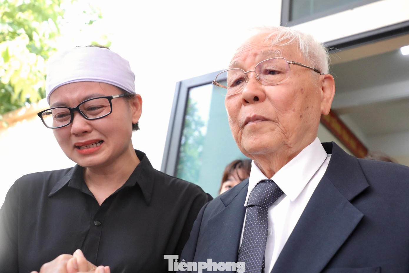 Thầy Vĩnh bắt tay từng người trong dòng họ Tổng Bí thư rồi được dìu ra ngoài. Một người phụ nữ là người nhà Tổng Bí thư Nguyễn Phú Trọng (cựu học sinh trường Nguyễn Gia Thiều), ôm chầm lấy ông Vĩnh, khóc nức nở. Thầy Vĩnh bắt tay từng người trong dòng họ Tổng Bí thư rồi được dìu ra ngoài. Một người phụ nữ là người nhà Tổng Bí thư Nguyễn Phú Trọng (cựu học sinh trường Nguyễn Gia Thiều), ôm chầm lấy ông Vĩnh, khóc nức nở.