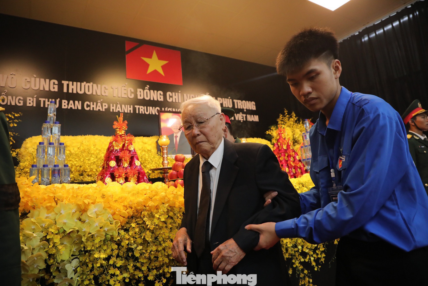 Ông dừng lại tấm di ảnh, cúi đầu một hồi lâu rồi ra ghi sổ tang. Trong sổ tang, ông viết: “Vô cùng thương tiếc anh Nguyễn Phú Trọng, người Cộng sản kiên cường trong đấu tranh vì sự nghiệp xây dựng Đảng trong sạch, vững mạnh; xây dựng Tổ quốc Việt Nam giàu đẹp, nhân dân ấm no hạnh phúc. Trọn đời cống hiến cho nước nhà, anh kiên định lấy xây dựng con người làm gốc, quan tâm sâu sắc đến thầy cô giáo và các cháu học sinh". Ông dừng lại tấm di ảnh, cúi đầu một hồi lâu rồi ra ghi sổ tang. Trong sổ tang, ông viết: “Vô cùng thương tiếc anh Nguyễn Phú Trọng, người Cộng sản kiên cường trong đấu tranh vì sự nghiệp xây dựng Đảng trong sạch, vững mạnh; xây dựng Tổ quốc Việt Nam giàu đẹp, nhân dân ấm no hạnh phúc. Trọn đời cống hiến cho nước nhà, anh kiên định lấy xây dựng con người làm gốc, quan tâm sâu sắc đến thầy cô giáo và các cháu học sinh".