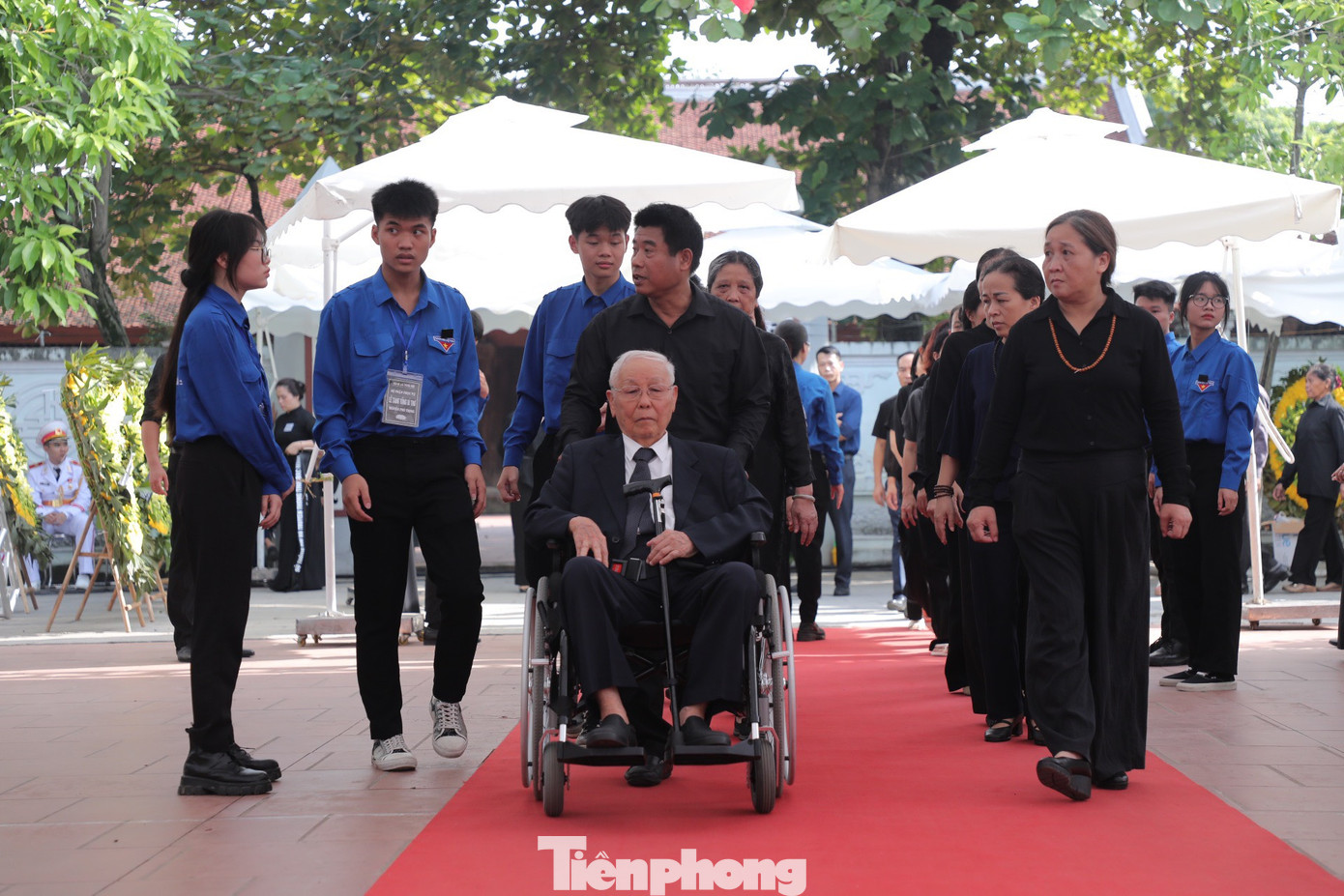Từ sân bay, ông Vĩnh được đưa đến viếng Tổng Bí thư Nguyễn Phú Trọng tại quê nhà Lại Đà (Đông Anh, Hà Nội). Ông Vĩnh ngồi xe lăn, có người đưa vào nơi cử hành tang lễ. Từ sân bay, ông Vĩnh được đưa đến viếng Tổng Bí thư Nguyễn Phú Trọng tại quê nhà Lại Đà (Đông Anh, Hà Nội). Ông Vĩnh ngồi xe lăn, có người đưa vào nơi cử hành tang lễ.