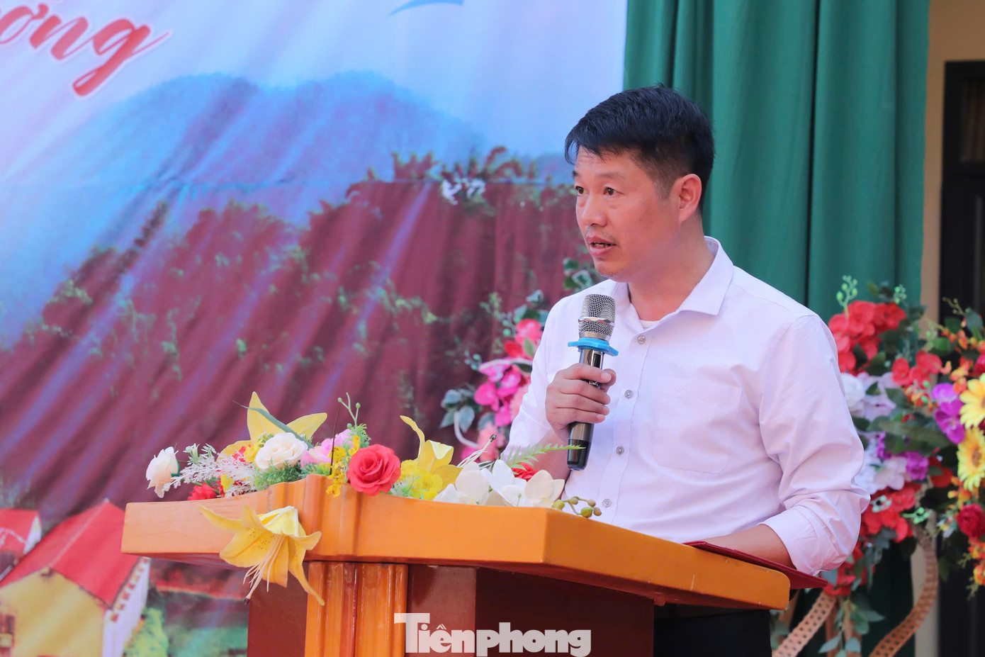 Thầy Dương Văn Thắng, Hiệu trưởng trường PTDT bán trú Tiểu học Cốc Lầu gửi lời cảm ơn tới báo Tiền Phong và các nhà hảo tâm. “Trong những lúc khó khăn này, sự động viên, giúp đỡ của báo Tiền Phong và nhà hảo tâm, đã thắp sáng lên niềm hy vọng và khích lệ các em rất nhiều. Việc báo Tiền Phong và các cơ quan trực tiếp đến động viên, chia sẻ và tặng sổ tiết kiệm, thẻ bảo hiểm tai nạn cho các em học sinh là sự kiện vô cùng cảm động. Đây là chương trình khó phai mờ với các em học sinh và gia đình các em bị thiệt hại do bão gây ra”, thầy Thắng phát biểu.