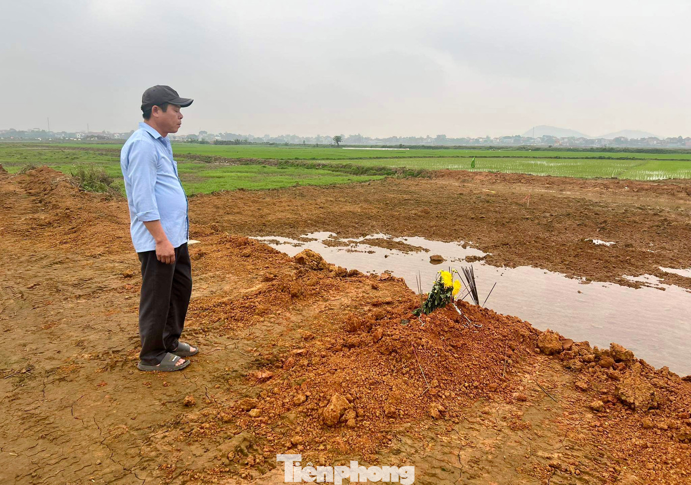 Trong khi đi tảo mộ, gia đình tá hoả khi phát hiện mộ liệt sĩ Lê Văn Thư bị 'thất lạc' Trong khi đi tảo mộ, gia đình tá hoả khi phát hiện mộ liệt sĩ Lê Văn Thư bị 'thất lạc'