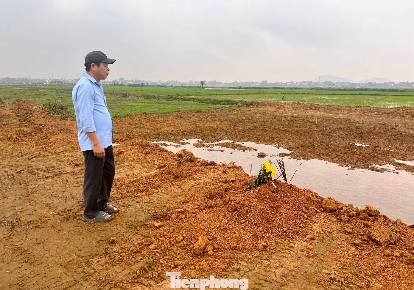 Trong khi đi tảo mộ, gia đình tá hoả khi phát hiện mộ liệt sĩ Lê Văn Thư bị 'thất lạc' Trong khi đi tảo mộ, gia đình tá hoả khi phát hiện mộ liệt sĩ Lê Văn Thư bị 'thất lạc'