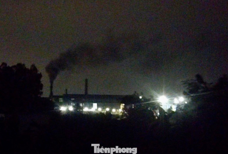 Khu liên hợp xử lý chất thải Sông Công của Công ty TNHH Môi trường Sông Công xả khói đen kịt đêm ngày 23/4. Ảnh: NDCC